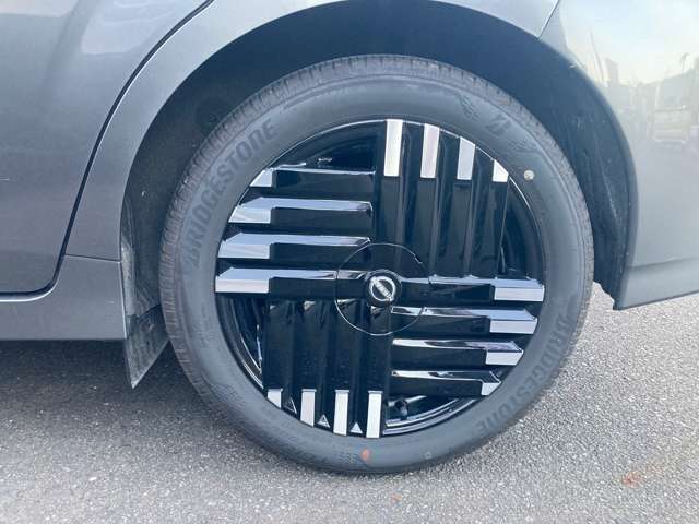 ◆アルミホイール◆純正のアルミホイールが標準装備で付いています！ホイルだけで見た目がとてもスタイリッシュです★