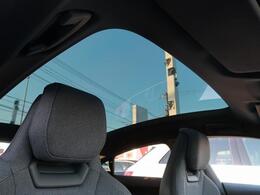 ●パノラマサンルーフ『高級車の代名詞サンルーフ。室内が開放感ある空間となりお子様にも人気の装備となっております。』