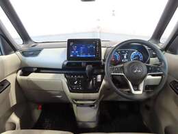 シフトレバーをダッシュパネルセンターに装備。運転席、助手席の足元すっきり！