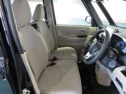 大きなベンチシートで足元もヒロビロ■大型シートで座り心地は快適♪中央にはアームレストが付いてゆったりドライブ♪　シートヒーター（運転席＆助手席）装備(*^-^*)