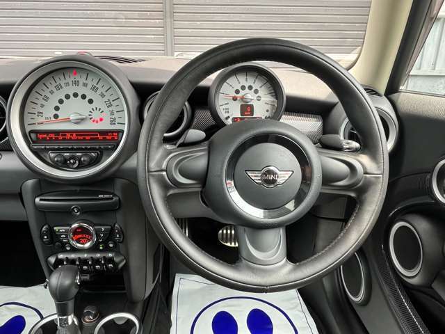 社外ナビ等が付いていないフルオリジナルの車両です。専用携帯ホルダー/Bluetooth機能取付等々、取付可能ですので、ご相談ください。