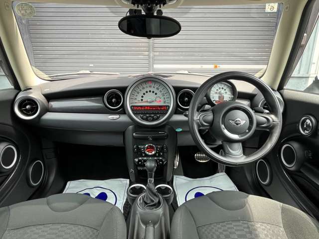 BMW　MINIのアイデンティティとも言える大きいセンターメーターがひと際目を引くインパネ周りです。
