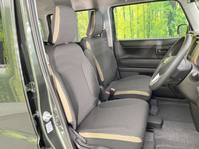 運転席シート廻りは使用感も少なく、良好な状態となっています。前オーナー様が丁寧に使っていたことがよくわかりますね。