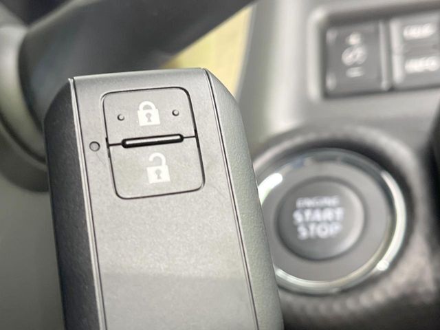 【スマートキー】カバンやポケットに入れたままでもドアの施錠・解錠が可能なスマートキーを装備。エンジンのオン・オフ時もカギを取り出す必要が無いからとっても便利です♪
