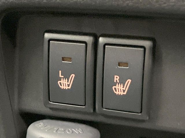 【シートヒーター】寒い日に重宝するシートヒーター！エアコンより早く温まってくれるので寒がりの人も安心ですね♪エアコンの温風は乾燥するから苦手、という方にもをおすすめです。