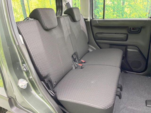 後部座席も気になる運転席シート廻りは使用感も少なく、良好な状態となっています。前オーナー様が丁寧に使っていたことがよくわかりますね。ようなキズ・汚れやへたり等、大きなダメージはなく、良好な状態です。