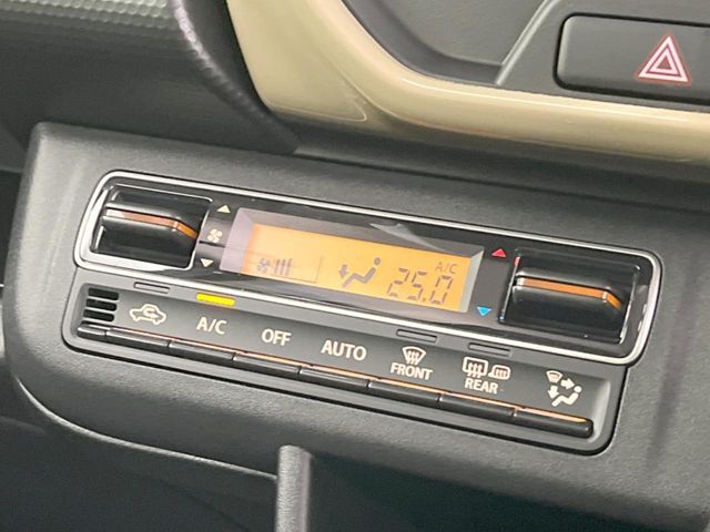 【オートエアコン】一度お好みの温度に設定すれば、車内の温度を検知し風量や温度を自動で調整。暑い…寒い…と何度もスイッチ操作をする必要はありません。快適な車内空間には必須の機能ですね♪