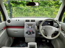 使いやすいレイアウトのダッシュボード周辺です。エアコンや小物入れなど嬉しい装備が満載です！