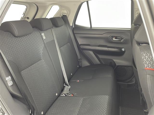 【運転席】座り心地が良いシートなので長時間の運転でも快適にお過ごしいただけます。新品のフロアマットのご注文も可能です。掲載箇所以外にご希望の写真がございましたらお気軽にお問い合わせ下さい。
