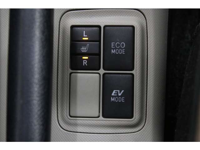 メーカーオプションの運転席・助手席ともにシートヒーターがあるので快適ですね。こんな冬の寒い時期には特に有り難みを感じます。