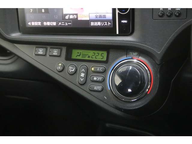 オートエアコンが装備されています。手動で切り替えなくてもよいので快適に運転が出来ますね！