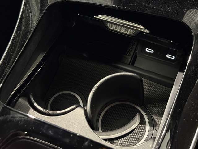 携帯電話のワイヤレス充電機能・タイプCのスポットがついております。