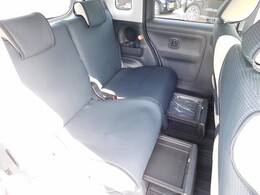 後部座席です。シートカバー付き