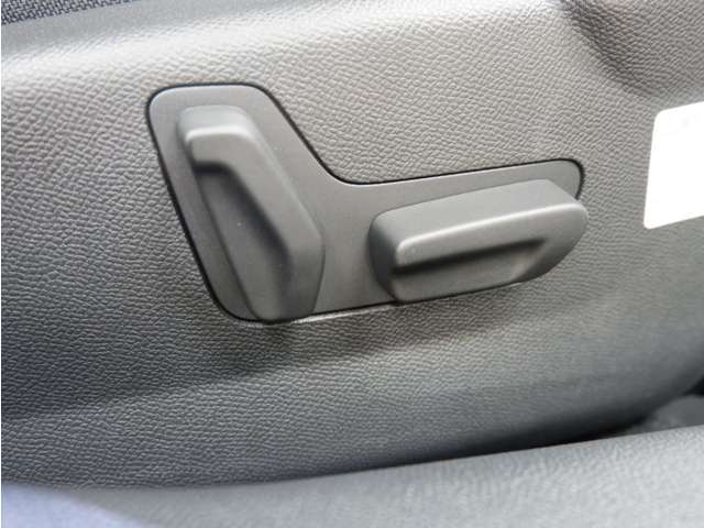 運転席は電動シートを搭載しております。