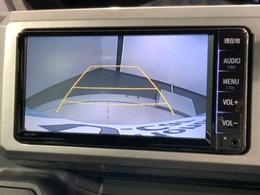 リバースギアに入れるだけで後方の表示へ切り替わります。夜間や雨の日の駐車も楽になりますよ。