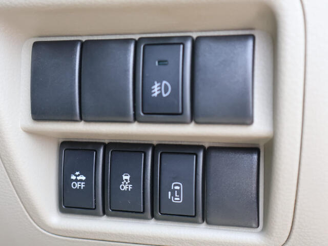 衝突軽減装置ついています。運転をサポートしてくれます。　左側パワースライドドアです。オンとオフの切り替えが出来ます。