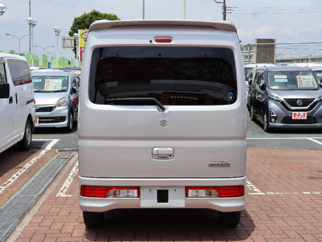 今の軽自動車は、とても広い！普通車と比べて維持費もお得で、家計に優しいですよ！