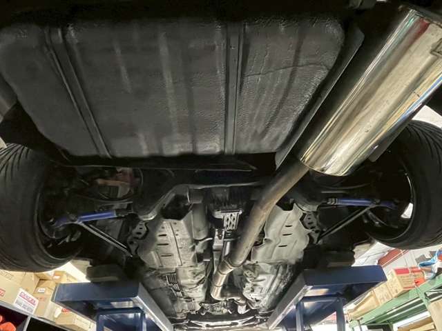 ナンバー（車検）取得をご希望の方は、車検対応の触媒を装着してのご納車となります（追加料金無・現物下取り）。ただし、サーキットやイベント専用車両等や業者販売の場合は現状でのお渡しとなります。