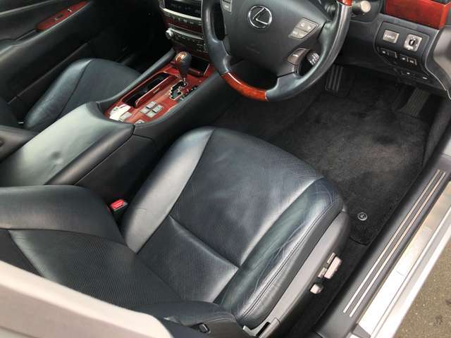 内外装は現況優先となります。現車確認をお願いいたします。