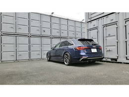 ボディキットやホイールのお陰でリアからの佇まいも格別です