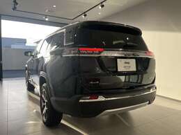 ジープコマンダーの堂々とした後ろ姿！一目でジープだとわかるかっこいいデザインです！