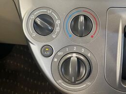寒い冬も暑い夏も全席に快適な空調を届けてくれる、ダイヤル式エアコンを装備♪