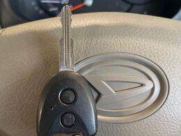 【キーレス】少し離れた場所からでもボタン一つでドアの開錠・施錠ができるのでとっても便利！ドアの鍵穴周りに傷をつけることもありません