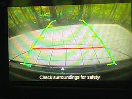 【バックカメラ】駐車時に後方がリアルタイム映像で確認できます。大型商業施設や立体駐車場での駐車時や、夜間のバック時に大活躍！運転スキルに関わらず、今や必須となった装備のひとつです！
