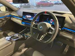 カーブドディスプレイ：メーターパネルからナビ画面を一枚の曲面のディスプレイにする事で、人間工学に基づいたタッチコントールが可能、コックピットのスイッチ類を極力減らし、よりシンプルなインテリアデザインに