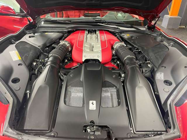 6.5リッターV12　DOHC　48バルブ出力：800ps（588kW）/8500rpmトルク：718Nm（73.3kgm）/7000rpm（カタログ値）！