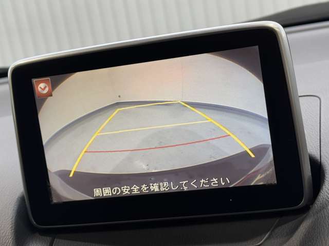 【バックカメラ】駐車時に後方がリアルタイム映像で確認できます。大型商業施設や立体駐車場での駐車時や、夜間のバック時に大活躍！運転スキルに関わらず、今や必須となった装備のひとつです！