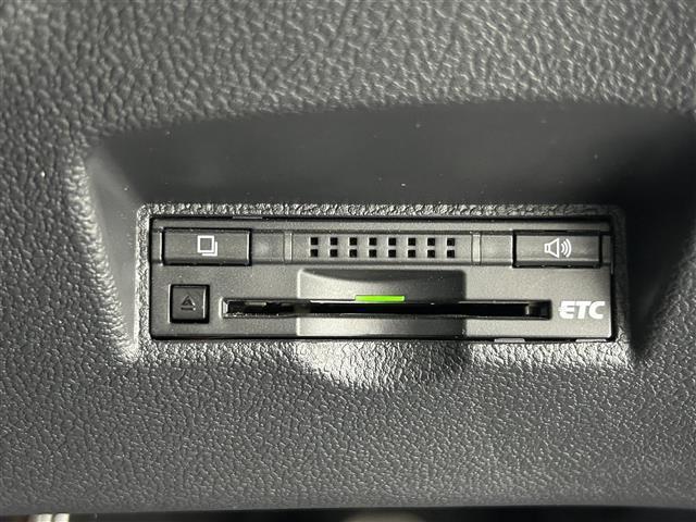 【ETC】有料道路を利用する際に料金所で停止することなく通過できる、ETC車載器（ノンストップ自動料金収受システム機器）が装備されています。セットアップを行うことで利用可能になります。