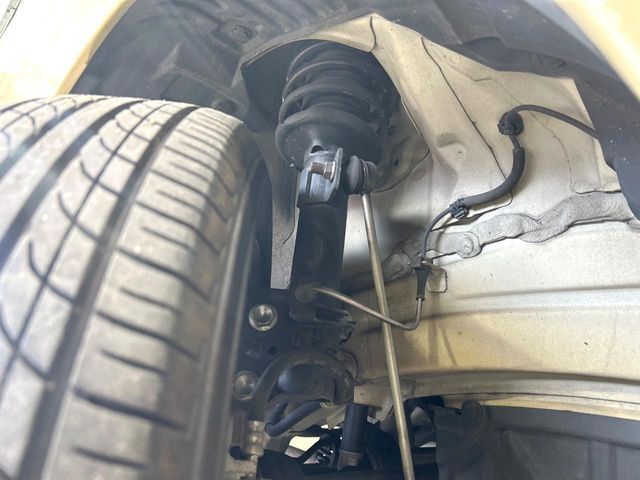 お車を安心してお乗りいただく為には、足回りの定期点検が欠かせません。サービスサポート（有償保証）では無料点検もご提供しており、安心のカーライフをお過ごしいただけるサポート体制が整っています。
