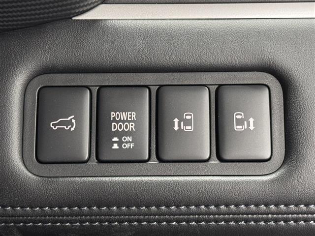 【両側パワースライドドア＆パワーバックドア】小さなお子様でもボタンやドアノブの操作一つで、楽々スライドドアの開閉が出来ます。スイッチを操作すれば、バックドアの自動開閉も可能です。