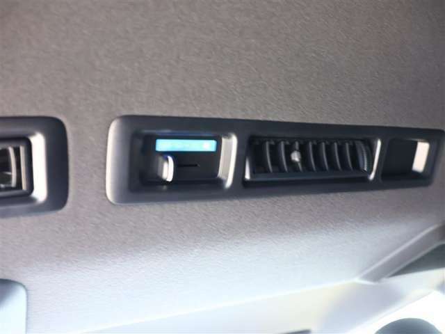 【リヤクーラー】運転席で操作する手間もなく後席用の専用ユニットの空調の調整ができるスイッチ付です。　思い思いの風量に調整できますね