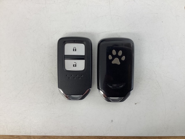 スマートキーを装備しています。鍵を差し込むことなくドアロックの開け閉めと、スタートボタン操作でのエンジンスタートができます。スペアキーも同じものを用意しております。