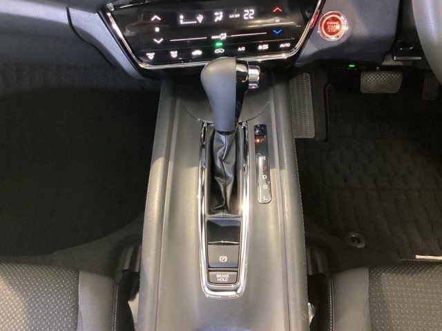 CVT車のセレクトレバーです。低速から高速まで、変速ショックのないスムーズな走りを実現するとともに、エンジン効率のよい領域を維持することで燃費にも貢献します。