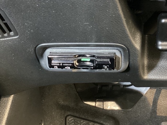 ハンドルの左下にETCがついています。高速道路の料金所の通過も楽々です！。　カードの取り出しもしやすい場所についています。