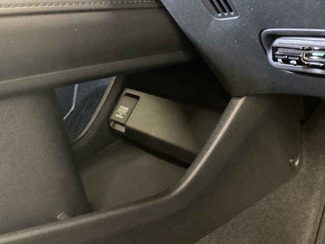 アクセサリーソケットはUSBのアダプターなどをつければ、スマホの充電にも使えます。周辺には物が置けるトレーやカップホルダーがついています。