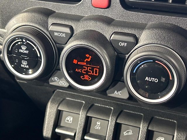 【オートエアコン】一度お好みの温度に設定すれば、車内の温度を検知し風量や温度を自動で調整。暑い…寒い…と何度もスイッチ操作をする必要はありません。快適な車内空間には必須の機能ですね♪