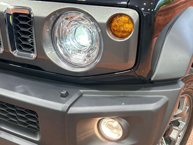 【LEDヘッドライト】悪天候や夜間走行時も良好な視界を確保し安心して運転できる高輝度LEDヘッドライトを装備！点灯速度が早く、消費電力も抑えられています。
