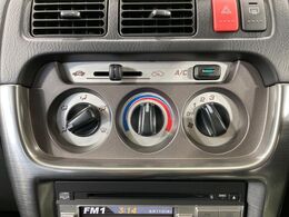 寒い冬も暑い夏も全席に快適な空調を届けてくれる、ダイヤル式エアコンを装備♪