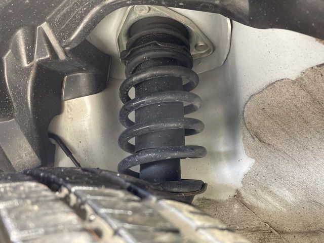 お車を安心してお乗りいただく為には、足回りの定期点検が欠かせません。サービスサポート（有償保証）では無料点検もご提供しており、安心のカーライフをお過ごしいただけるサポート体制が整っています。