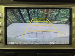 【バックカメラ】駐車時に後方がリアルタイム映像で確認できます。大型商業施設や立体駐車場での駐車時や、夜間のバック時に大活躍！運転スキルに関わらず、今や必須となった装備のひとつです！