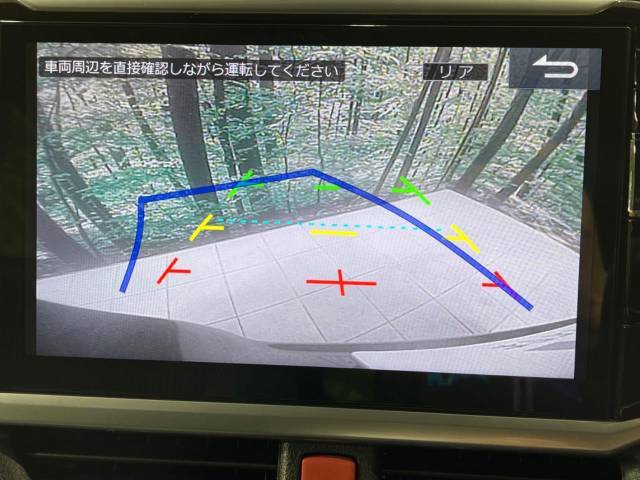 【バックカメラ】駐車時に後方がリアルタイム映像で確認できます。大型商業施設や立体駐車場での駐車時や、夜間のバック時に大活躍！運転スキルに関わらず、今や必須となった装備のひとつです！