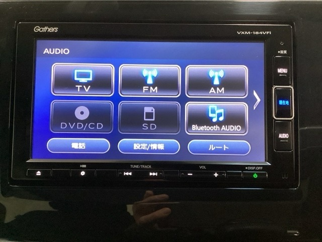 ナビゲーションはフルセグTV対応のGathers純正メモリーナビを搭載しています。Bluetoothオーディオ機能がありますので、スマートフォンなどの音楽も再生できます。