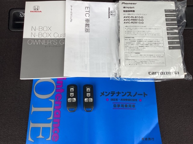 取説、ナビ取説、メンテナンスノート完備です！大事に乗られてきた車だと一目でわかりますね！スマートキーは2つ☆