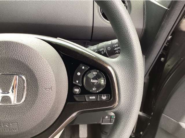 スイッチ操作で一定速度に走行を制御。加速、減速の少ない高速道路などでの運転をより快適にするクルーズコントロールを装備。
