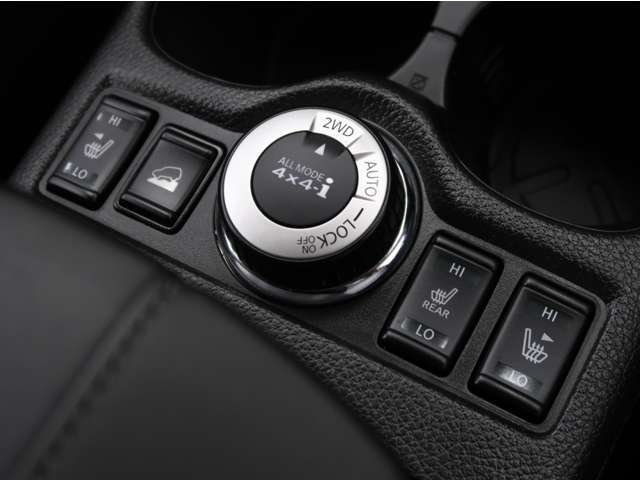 ダイヤル式ドライブモードセレクターで走行中も簡単に操作できます。2WD・4WDオート・4WDロック3つのモード。