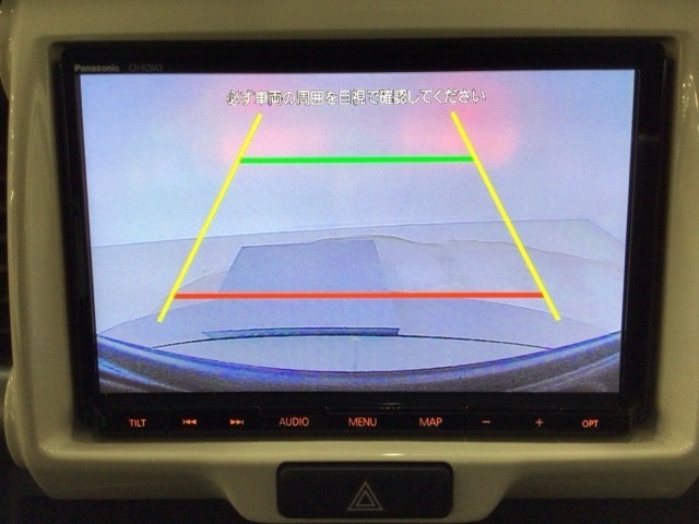 【バックカメラ】運転が苦手な方も車庫入れラクラクです！ギアをリバースに入れれば自動的に切り換わりますので、面倒な操作は不要です♪狭い駐車場もお車を傷つけず安心ですね！